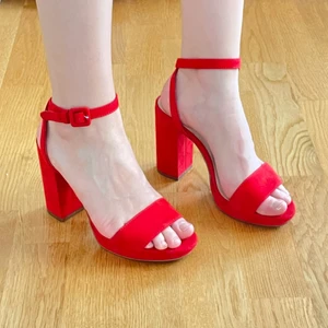 Klackar med platå - Riktigt snygga klackar i storlek 37 men lite för små för mig så skulle säkert passa strl 36 också. Helt nya och oanvända. Från pull and bear.