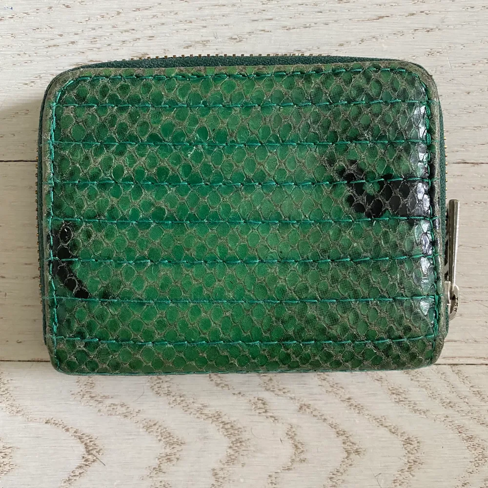 Super härlig grön plånbok i toppskick! Tyvärr inte kommit i så mycket användning som hoppats🙈 därför är det dags att den hamnar i någon annans hand som använder den🥰. Övrigt.