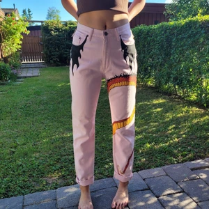 Drakbyxor - Ett par ljusrosa drakbyxot som är hand målade. Är tyvär alldeles för små i midjan för mig och svåra att match. Men du kanske kommer på ett riktigt coolt sätt och styla dem😌. 