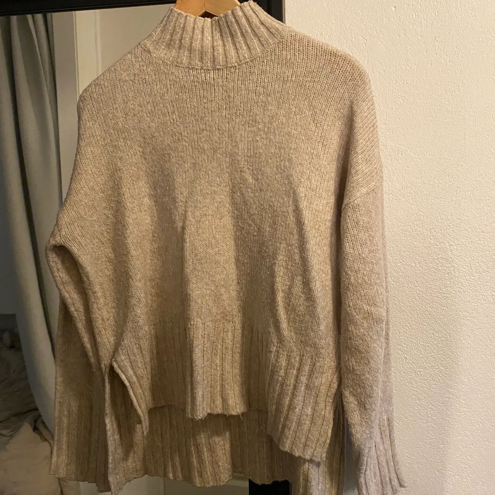 Stickad beige tröja, lagom oversize inte för stor men inte heller tight, kom med bud :) . Tröjor & Koftor.