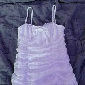 Säljer min jätte fina vita klänning från h&m, andvänd max två gånger och har inga defekter! Pris går att diskuteras!