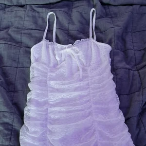 Vit klänning från h&m strl xs - Säljer min jätte fina vita klänning från h&m, andvänd max två gånger och har inga defekter! Pris går att diskuteras!