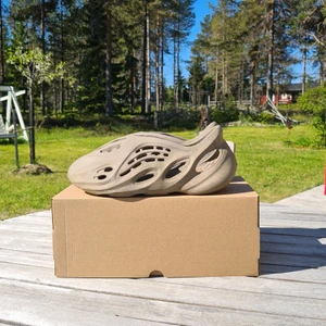Yeezy foamrunner - Säljer mina yeezy foamrunners som jag vann på raffle, använda kanske 2-3 gånger. Storlek: 44.5 Färg: stone sage Skick: 10/10 