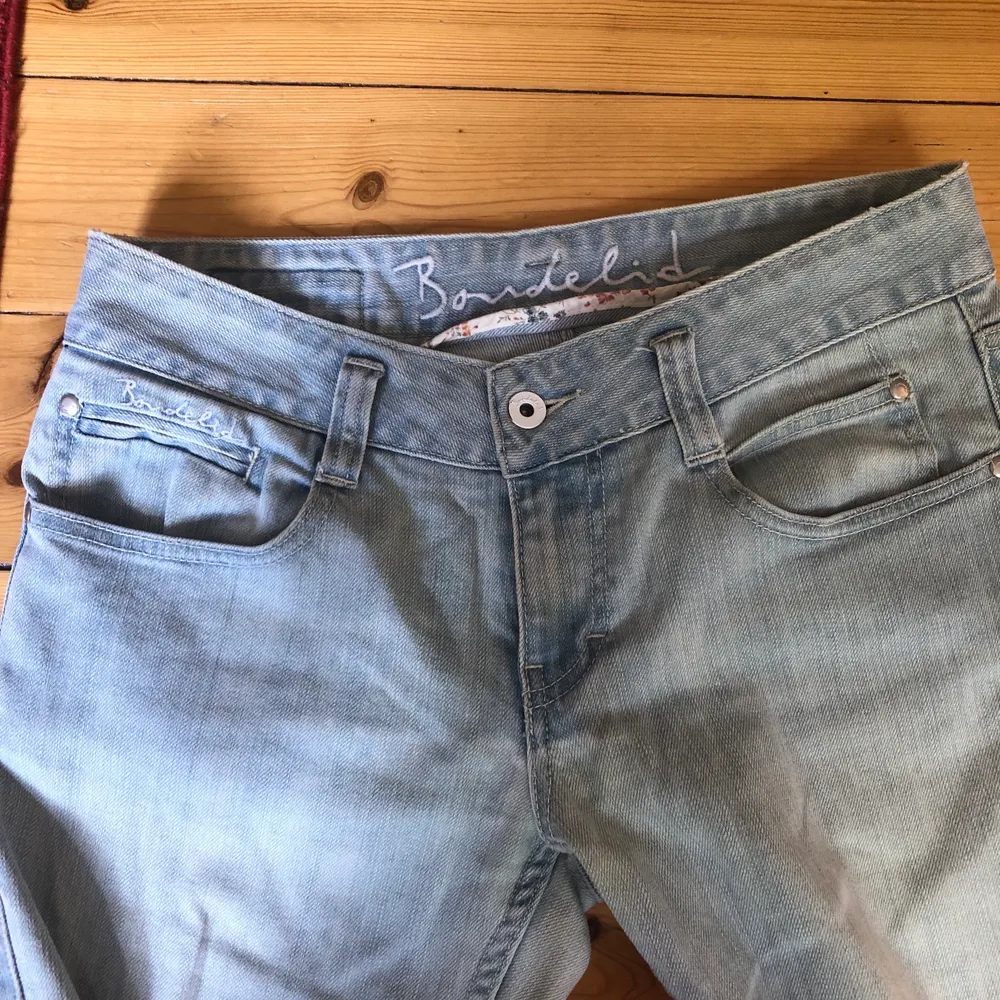 Sjukt snygga jeans från Bondelid som är lågmidjade! Flare cut och fina detaljer. Tyvärr för långa på mig som är 160cm😩 bra skick  Midjemått: 79cm Innerbenslängd: 85cm KÖP DIREKT FÖR 450kr!. Jeans & Byxor.
