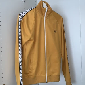 Fred Perry strlk S - Det är en stilren kofta som matchar till det mesta men gärna några schysta jeans.