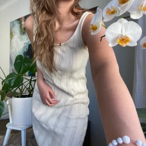 Klänning - Lappen är tyvärr borta så har ingen aning om stolek men skulle gissa M/L. Bra skick, inga konstigheter!  Frakt tillkommer 