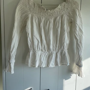 Söt off shoulder blus - Gullig off shoulder blus från BikBok storlek M✨ 