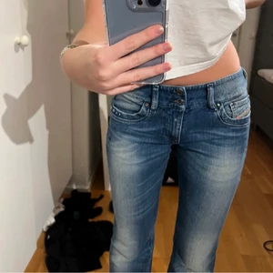 Lågmidjade jeans - Lägger ut igen pga oseriösa köpare!! Säljer dessa sjukt snygga jeansen från replay, köpte second hand med skitsnygga detaljer på fickorna. Storlek W28L34 Tar emot bud från 300+frakt! Hör av er om ni har frågor🤍 INNERBENSLÄNGD : 80/81 cm!! Midjemått: 79/80