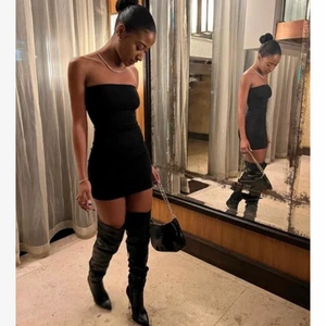 Tubklänning - Jättefin klänning från monki som jag säljer pga att den var alldeles för liten på mig💕 Den är aldrig använd och prislappen är kvar. Den är i storlek 32 o skulle säga att den motsvarar xs eller xxs✨💕