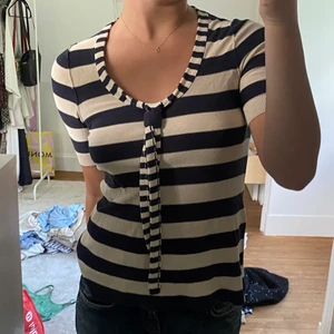 Randig tröja -  En randig tröja med en slips liknande detalj, lite Serena Wan der woodsen känsla. Köpt på vintage butik i Stockholm💞 Frakt tillkommer 66kr