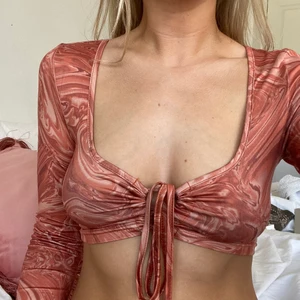 Topp - En supersnygg croptop med snörning.  Storlek S❤️