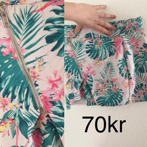 Somrig kjol - En somrig o mönstras kjol som är i fint skick, bra stretch men storleken är S 