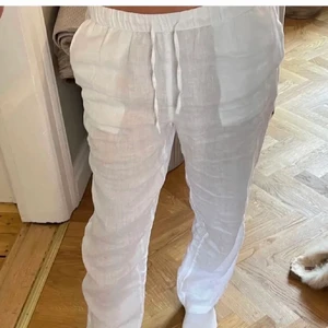Linnebyxor - Supersnygga linnebyxor från hm, köpta förra sommareb men de har knappt kommit till användning! De är i storlek m och passar mig som är 175 cm lång. Lånade bilder! Köparen står för frakten