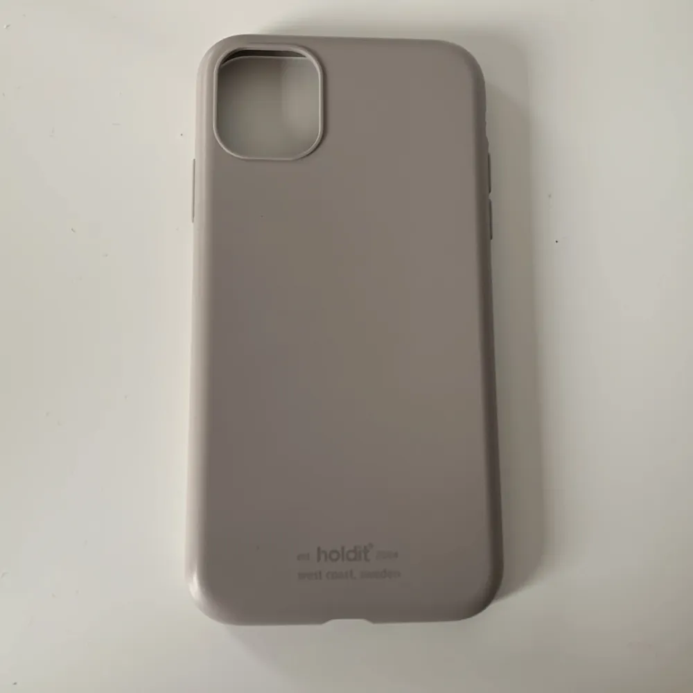 Ett mobilskal från Holdit köpte det för 150kr. Det är för iPhone 11 men funkar även för iPhone xr, kontakta mig vid frågor.. Övrigt.