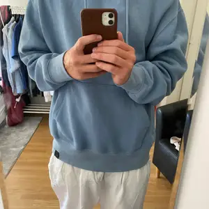 Knappt använd hoodie från Pull and Bear. Köpt från Zalando. 