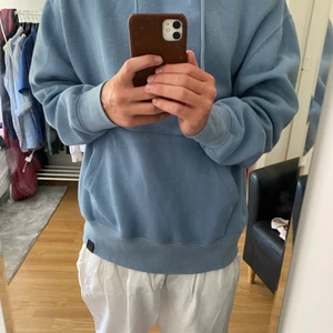 Pull and Bear - Knappt använd hoodie från Pull and Bear. Köpt från Zalando. 