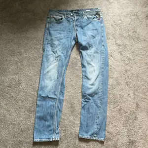 Använda jeans skick utan tecken på slitage. Stilen på jeansen är ”sliten”  Köpte på Rea för 800kr. Nypris 1200kr   