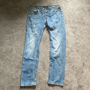 Replay jeans strl, 34 - Använda jeans skick utan tecken på slitage. Stilen på jeansen är ”sliten”  Köpte på Rea för 800kr. Nypris 1200kr   