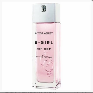 Dam parfym Alyssa Ashley - noter av citrus, mandarin, neroli och nejlika för att sedan övergår i ett hjärta av apelsinblomma, jasmin och ros. Essensen avrundas slutligen i en varm bas av sandelträ, labdanum, bärnsten och mysk som förstärker doftens karaktär. 30 ml