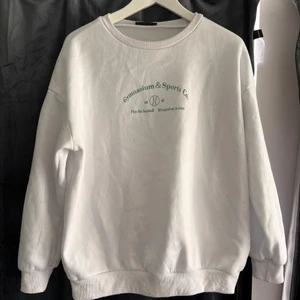 Sweatshirt Vit  - Vit Sweatshirt ursprungligen från Shein. Passar S-L beroende på passform. 75kr