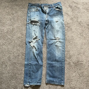 Levis jeans strl, M/L - Slitna jeans. Minns ej vad jag betalde för jeansen.