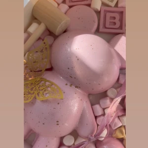 Smash Bear rosa + godis 199kr - Sommar erbjudande 199kr  Heavenly sweets Malmö erbjuder chocolate covered treats 🍬🔨  Beställ dessa exklusiva smash piñata nalle björn där du kan gömma vad du vill under och låta personen överraskas när den krossas!   Finns mer bilder på instagram heavenly