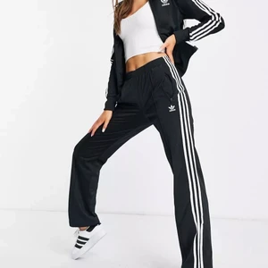  Adidas Track pants  -  Adidas byxor navy blue. Högsta bud gäller 