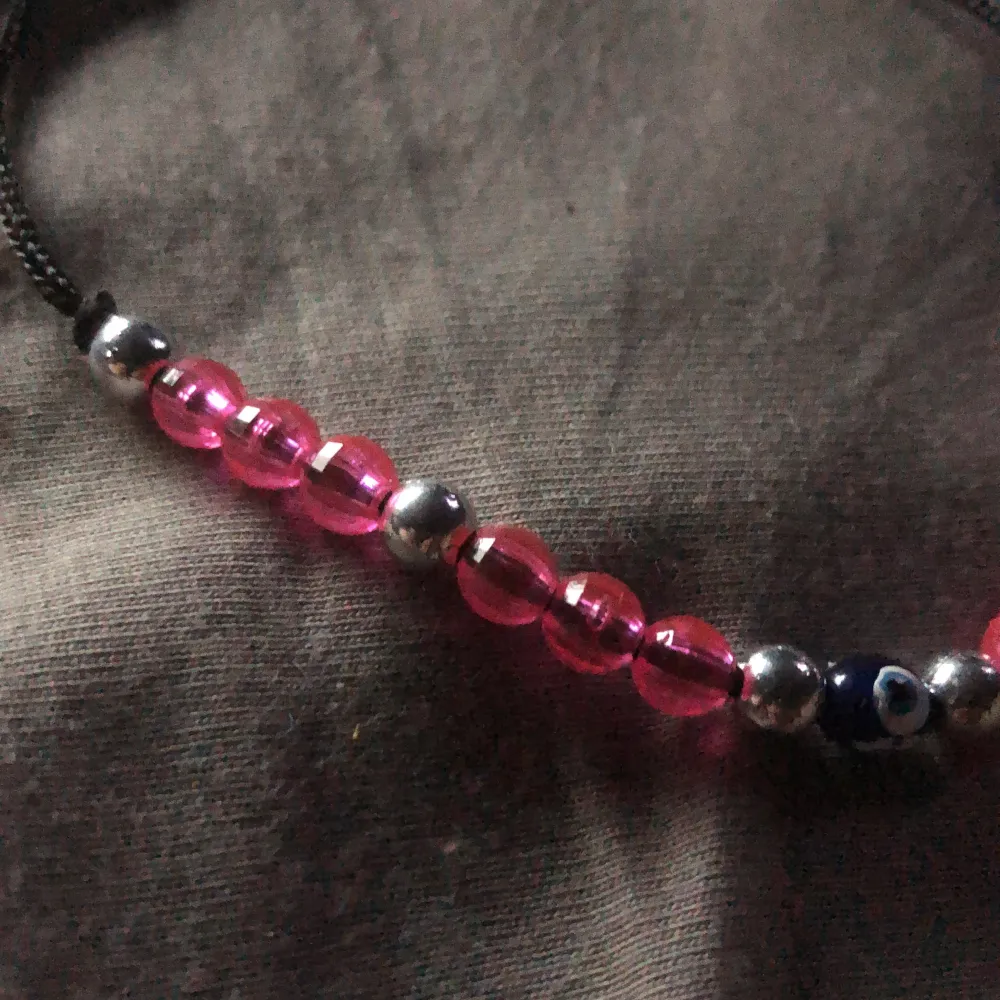 Jag säljer ännu ett utav mina armband som jag haft i ett par år men som jag bara har använt några enstaka gånger. Så armbandet är i fint skick, och har fina rosa, silvriga samt en blå pärla.. Asusteet.
