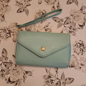 En söt plånbok  - En blå/ turkos plånbok med rosa insida. 