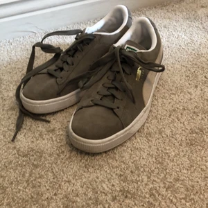 Puma skor  - Fina gråa pumaskor i nyskick. 