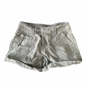 Y2K CARGO SHORTS - Supersnygga militärgröna cargo shorts från Lindex. Storlek 36. Fläckfria och inget slitage. Möts upp i Stockholm och skanstull. Kika gärna in mina andra annonser, har lagt upp fler y2k trendiga kläder😊😊 