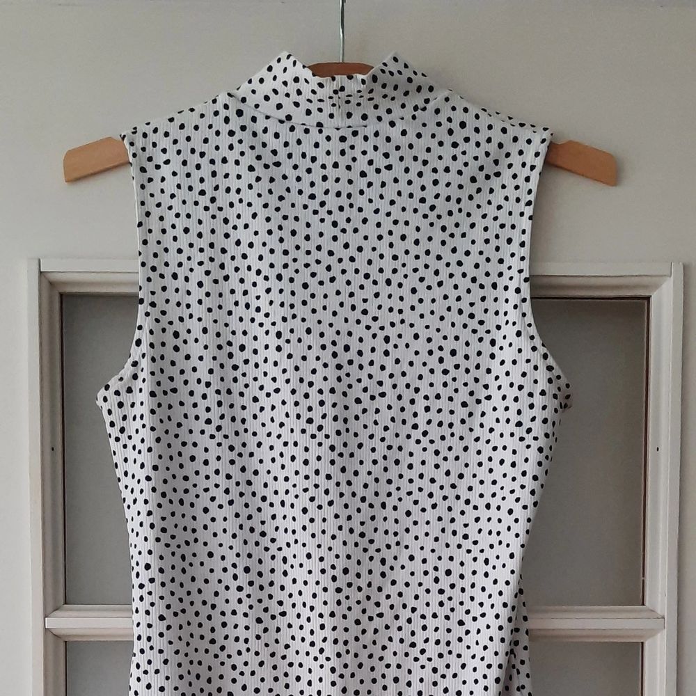 Black and white polka dotted body - Size M (I'm 174cm tall) - soft material and shapes the tummy and waist really nicely - 88% Polyester, 12% Elasthane. T-shirts.