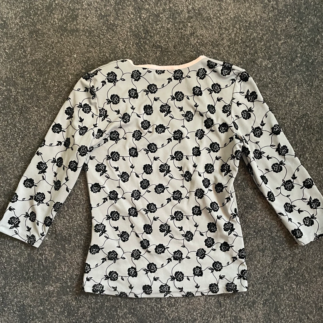 Söt tröja med rosor  - 90
