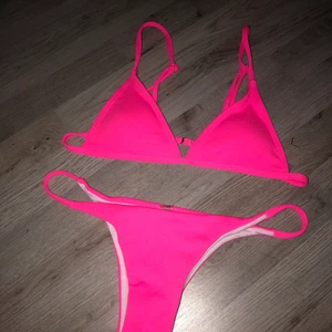 Bikini  - Jättefin neonrosa bikini som tyvärr var för liten för mig. Från Shein!💗
