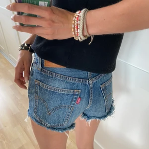 Levis shorts  - Säljer sjukt snygga eftertraktade lågmidjade Levis shorts❤️‍🔥🙌🏼 midjemått 66cm, passar mig som vanligtvis har 32-34