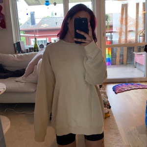 Crewneck - Gigantisk beige/offwhite crewneck från SOC, liten fläck fram, syns på sista bilden