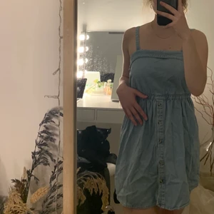 Klänning - Supersöt klänning som tyvärr är för liten. Jeansmaterial 100% bomull