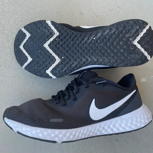 Nike Runners - Säljer mina joggnings skor som är i bra sick. I storlek 43. Kan mötas i göteborgsområdet eller frakta men köparen står för frakten. 