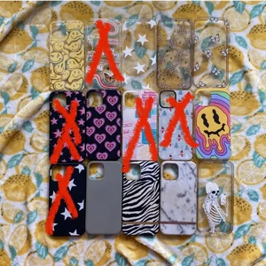 Mobilskal ❤️❤️❤️ - Hej!❤️ säljer 15 mobilskal pg av att jag bytte mobil, jätte fina skal passar iPhone 12/13 köpare står för frakt frakten är inte ink med summan alla  för 300kr  styk 80kr ❤️❤️❤️ skriv privat vid intresse