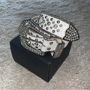 Rhinestone bälte  - Rhinestone bälte 115cm Har orginal boxen och digitalt kvitto  Har även ett verktyg för att spänna bältet