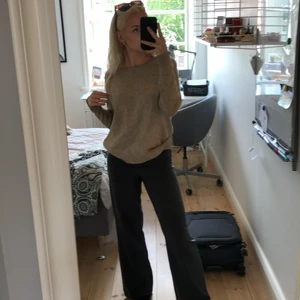 Bik Bok kostymbyxor - Gråa kostymbyxor köpta från Bikbok. Jag säljer för 99. Kolla in mina andra grejer också😆