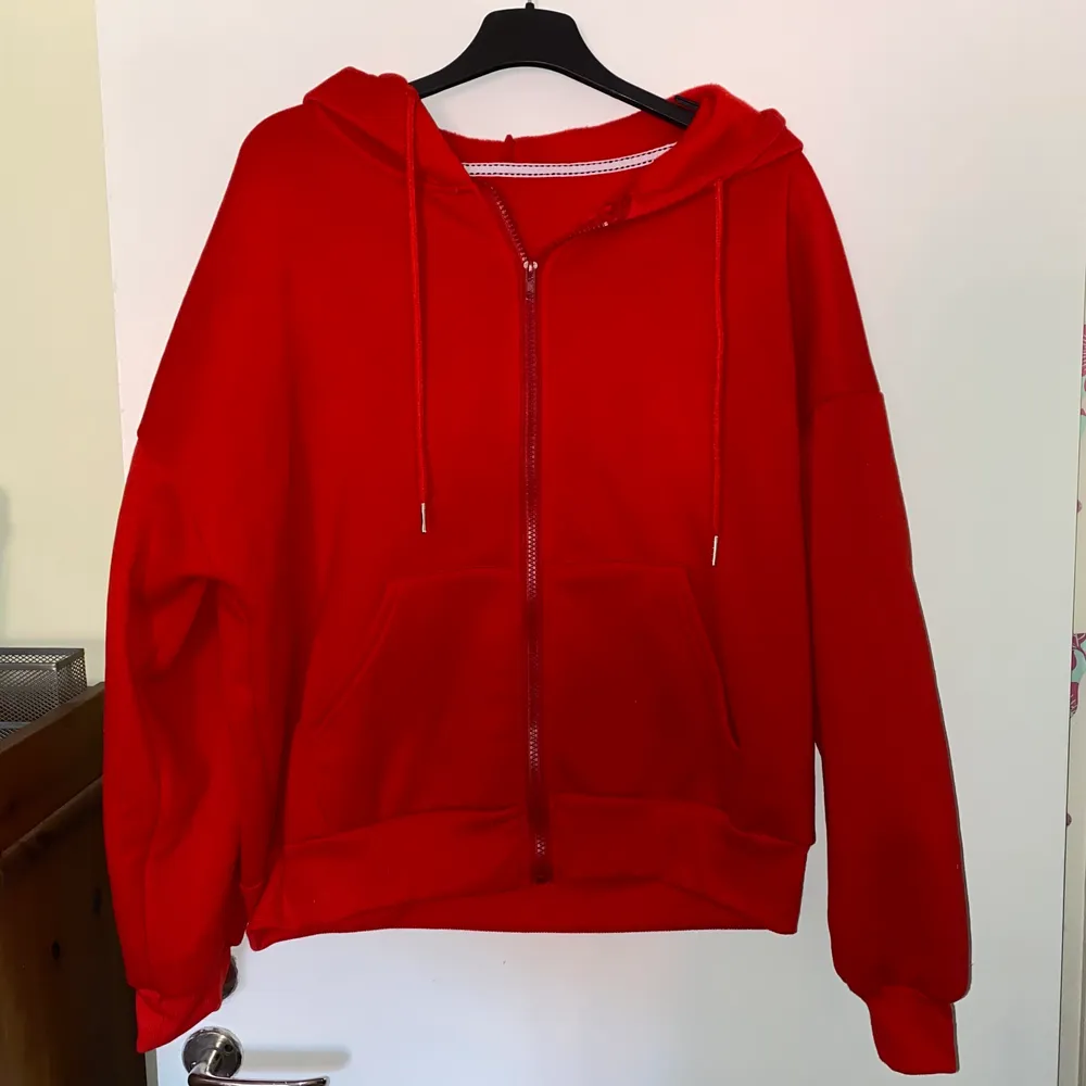 Säljer denna röda tröja för 100kr💞 nyskick, strl S. Tröjor & Koftor.