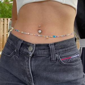 Midjesmycke  - Superfint midjesmycke! 🐚💙 Perfekt till en magtröja eller till stranden! 🌊  Går även att använda som halsband. Frakt 13kr om du betalar med Swish! 😊