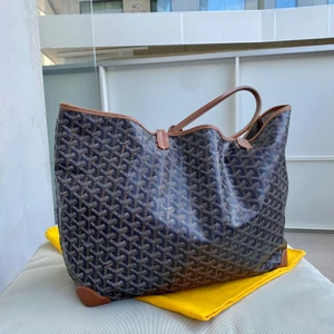 Goyard Bag  - Största modellen. Varsamt använd! Lite defekter inuti väskan som penn märken men utanpå är den superfin!!  Tillkommer dustbag! 