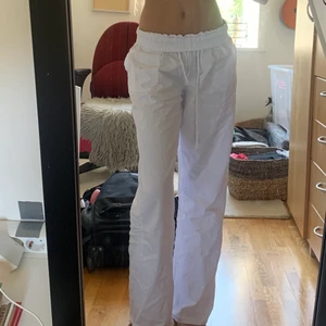 Linnebyxor - Så snygga vita linnebyxor 🙏🏼😍 storlek S men passar även XS! Har sprätt upp längst ner för att längden ska passa och de sitter perfekt på mig som är 163❤️men det påverkar ej kvaliteten och de är annars som nya🥰
