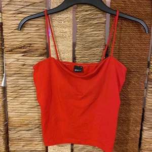 Rött linne - Rött ginatricot linne i storlek M men är liten i storleken så passar S med, används aldrig längre därav säljer jag