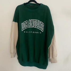 Collagetröja strl XS - Jag säljer en collage tröja och har använt den några fåtal gånger.  Tröjan är i strl XS och ska ha en oversized look 💚 