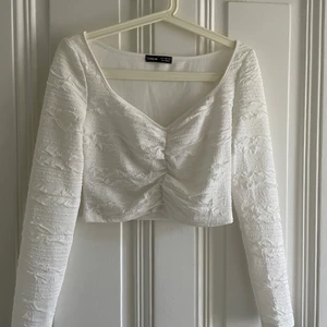 Super fin topp  - Säljer en super fin topp från SHEIN aldrig använd. Jätte fina detaljer på den men den kommer tyvärr aldrig till användning! Sitter superfint. 