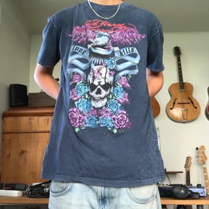 Ed hardy t shirt - Mörkblå ed hardy t shirt med rhinestones storlek XXl sitter mer som en L, top kvalite nästan som ny. Köpare betalar frakt