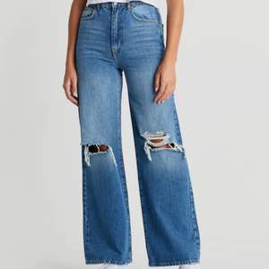 Fina mörkblå jeans från Gina Tricot i bra skick (första bilden är tagen från Gina Tricots hemsida!)💗